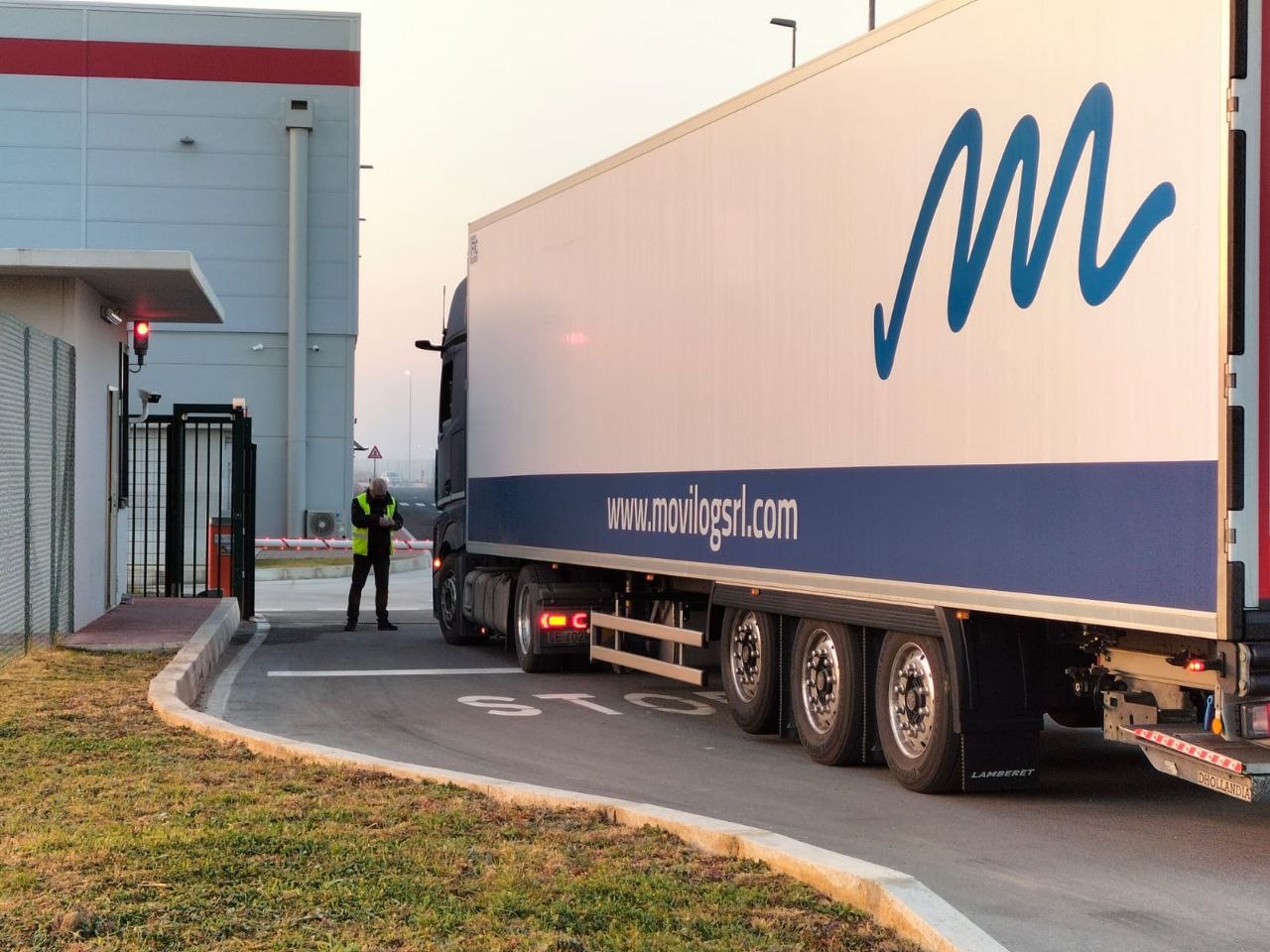 Operazioni di carico presso banchina MOVI.LOG con operatore specializzato