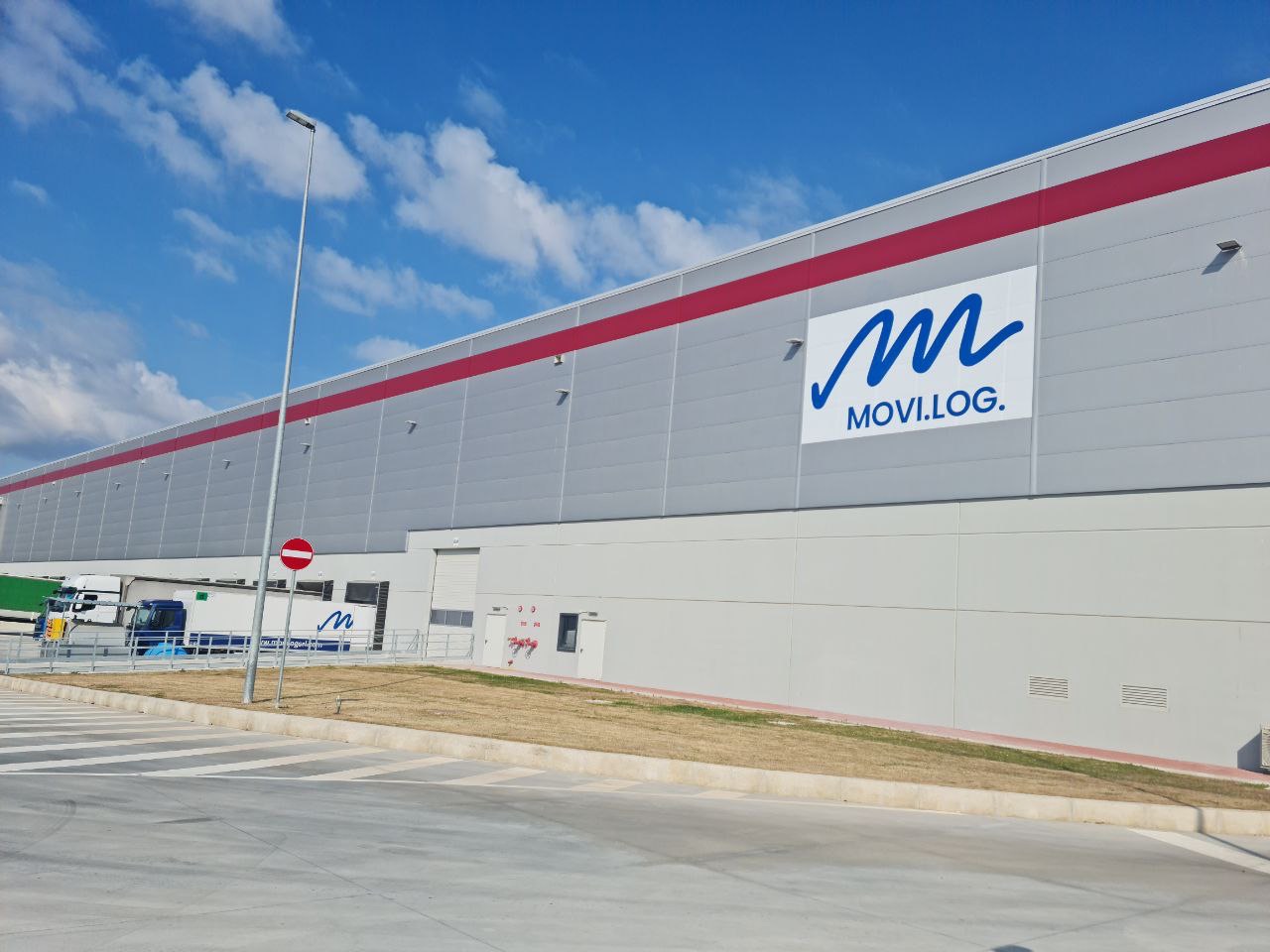 Centro logistico MOVI.LOG - Struttura moderna con logo aziendale